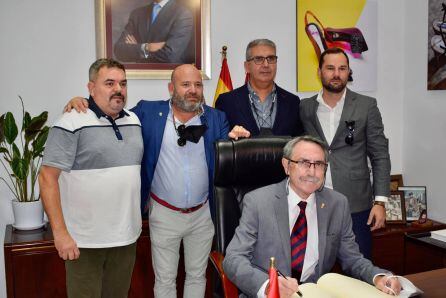 Manolo Guill arropado por directivos del club