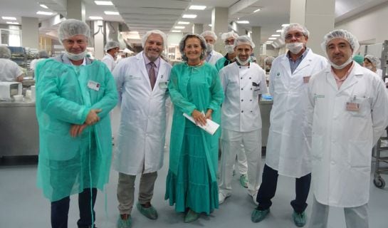 María Ángeles Fernández, delegada provincial de Salud, Manuel Romero, gerente de los hospitales Virgen del Rocio y Virgen Macarena, acompañados del equipo de cocina