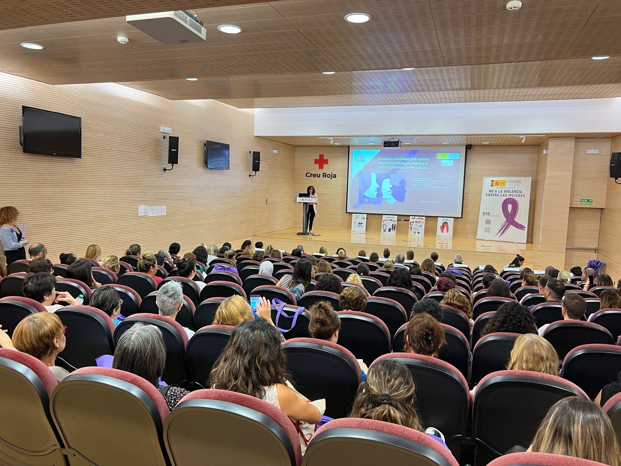 Un momento de la jornada sobre recursos para mujeres en exclusión social organizado en Alicante por subdelegación del Gobierno, Cruz Roja, Policía Nacional y Fundación Novafeina