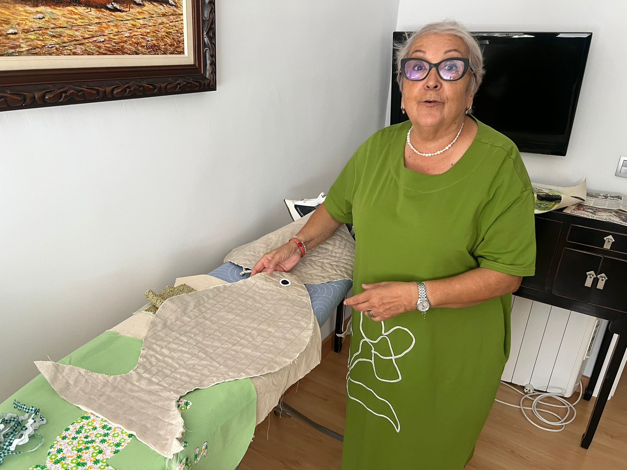 Cesi Pastor, la costurera que enseña puntadas y paciencia en Lo Campano y sueña con coser para Caprile