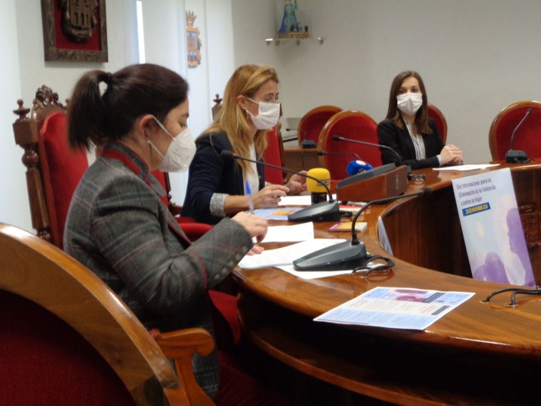 Cristina Valderas (en el centro) acompañada de dos técnicas de su departamento