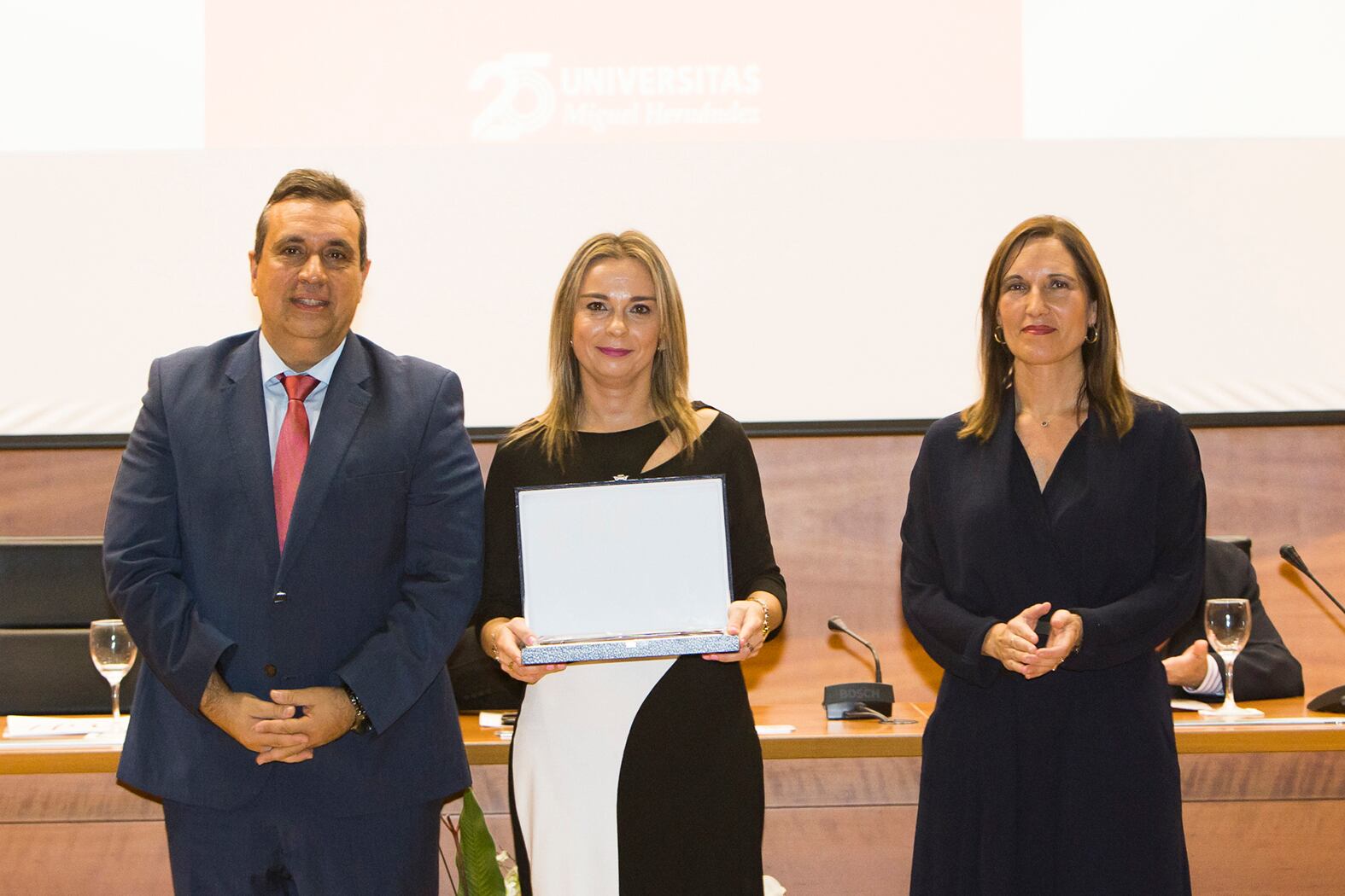 María Dolores Eliche recibiendo su reconocimiento.