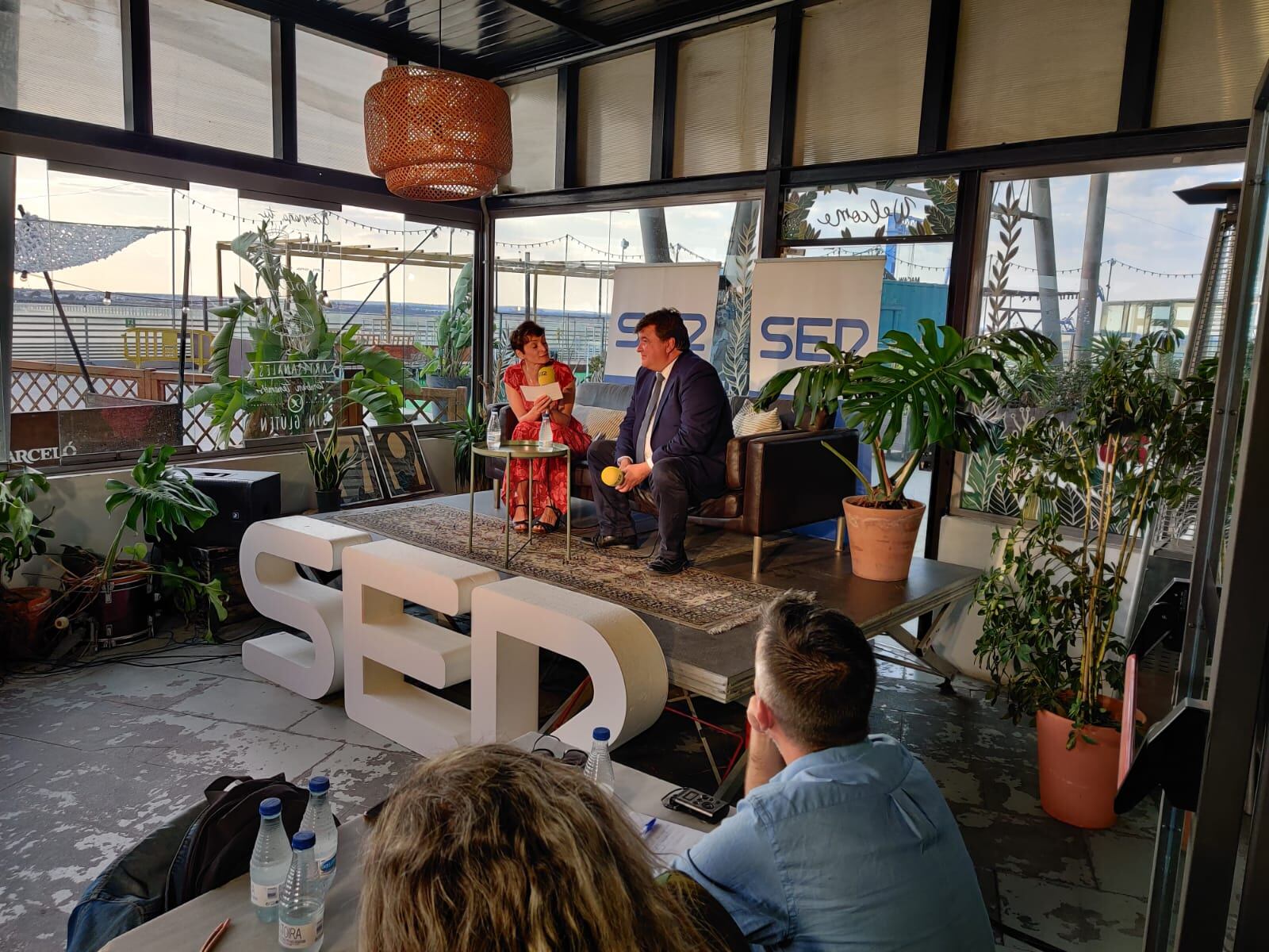 Gabriel Cruz, junto a Lucía Vallellano, en los Encuentros SER de Radio Huelva