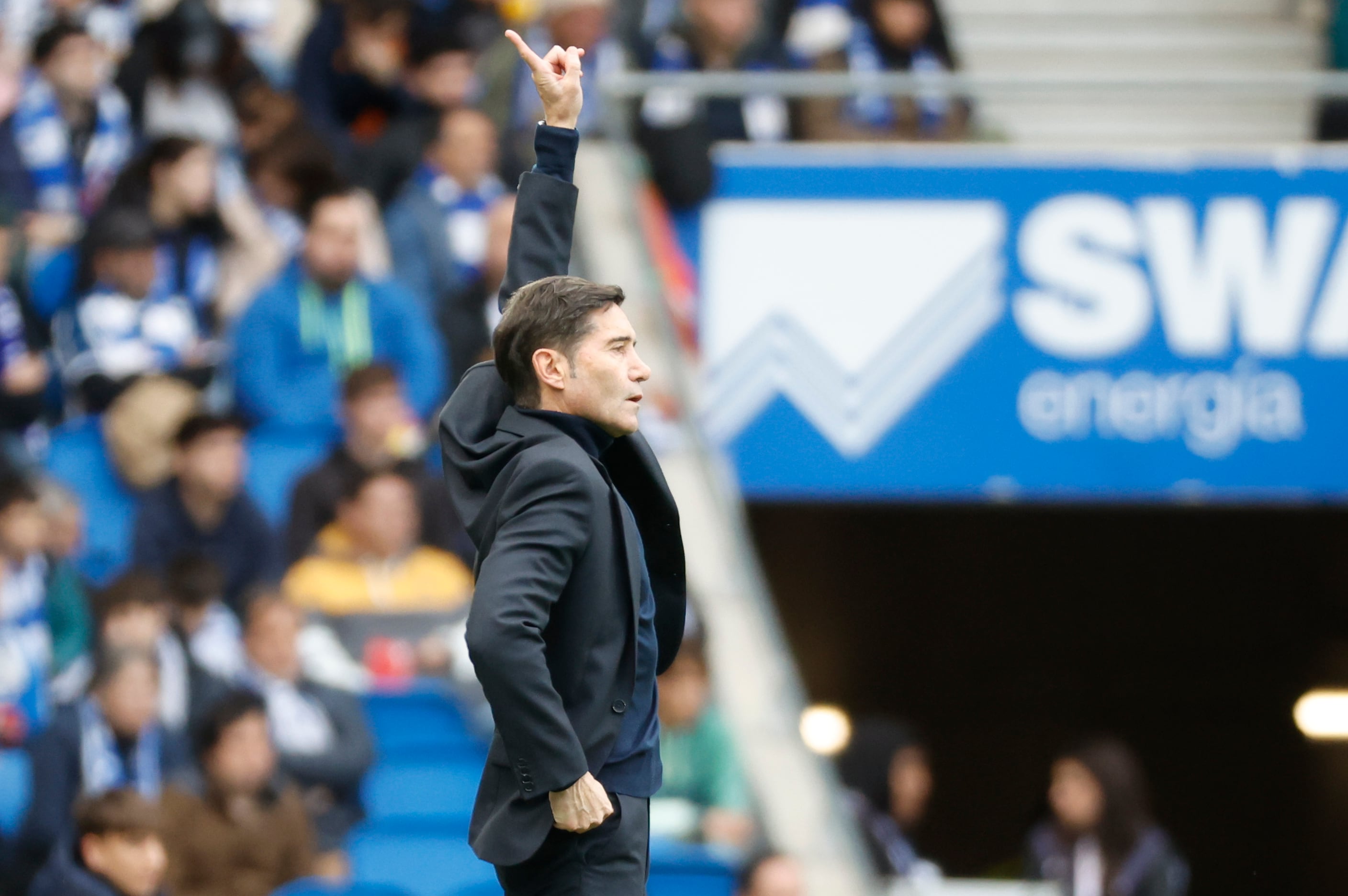 SAN SEBASTIÁN, 30/11/2025.- El entrenador del Villarreal Marcelino García Toral durante el partido liguero que enfrentó a la Real Sociedad y al Villarreal en el estadio Anoeta en San Sebastián, este domingo. EFE/Javier Etxezarreta