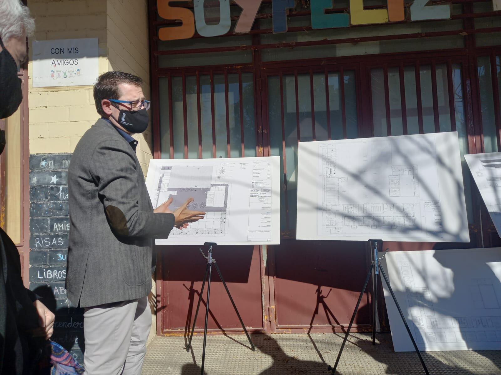 Víctor García presentando el nuevo proyecto del CEIP La Paz