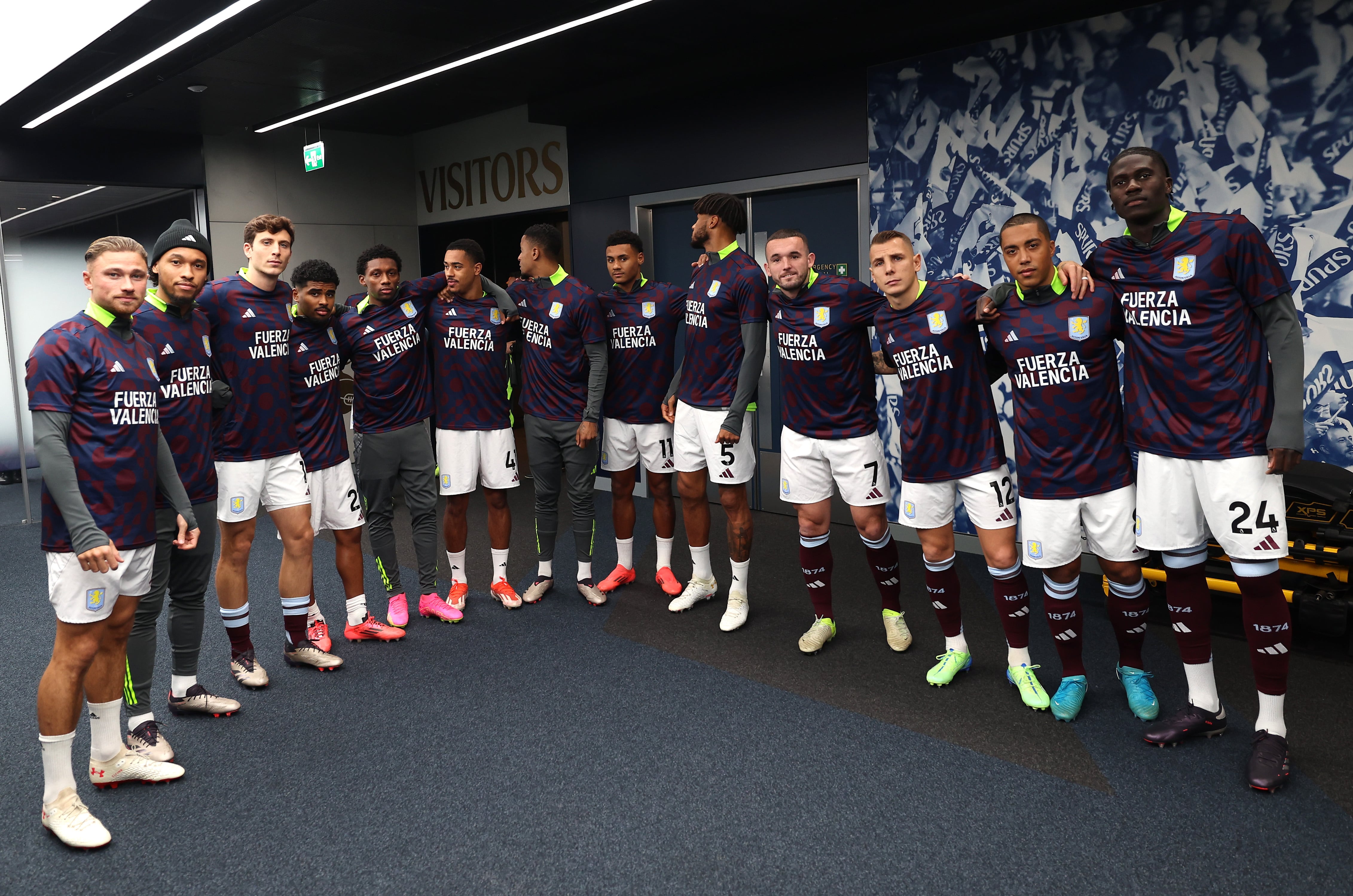 Los jugadores del Aston Villa visten una camiseta de &#039;Fuerza Valencia&#039; en el calentamiento de su partido frente al Tottenham