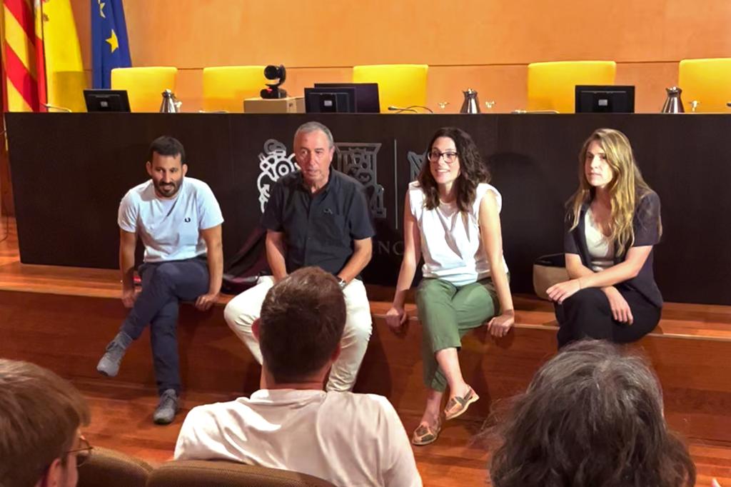 Imagen de la primera reunión de los diputados electos de Compromís  que formarán grupo parlamentario