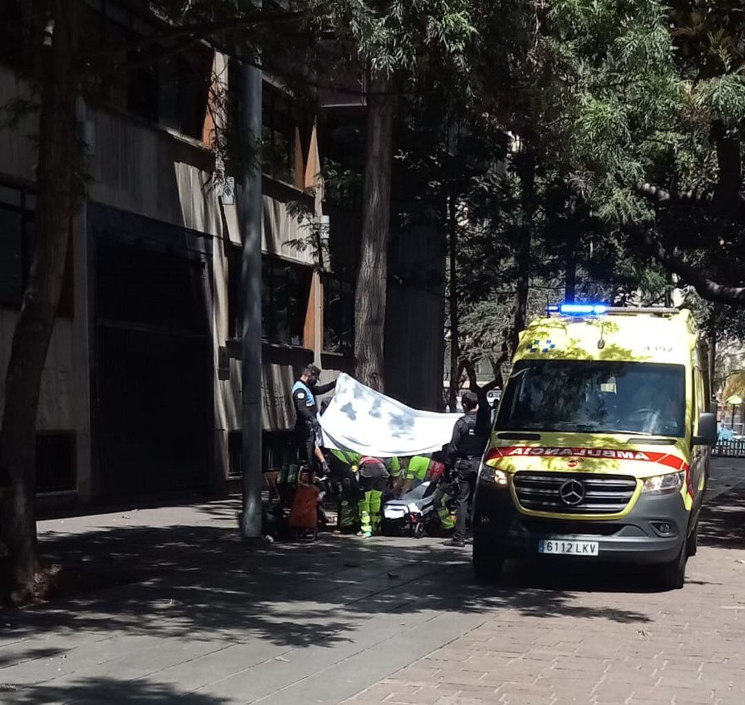 Los agentes cubren el cuerpo del fallecido.