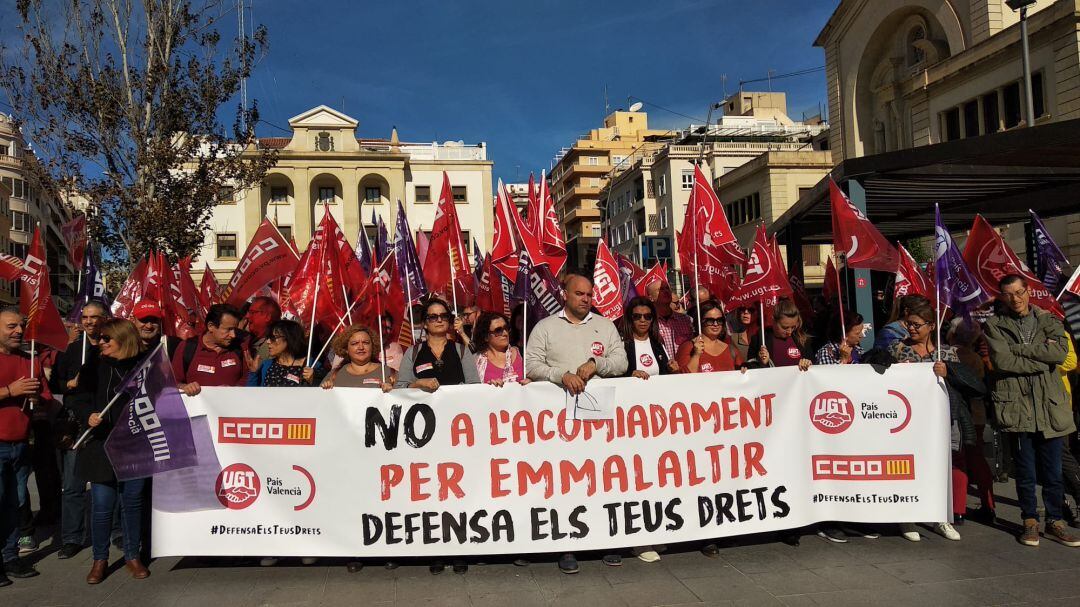 Cerca de 200 personas se han concentrado contra el despido por enfermedad