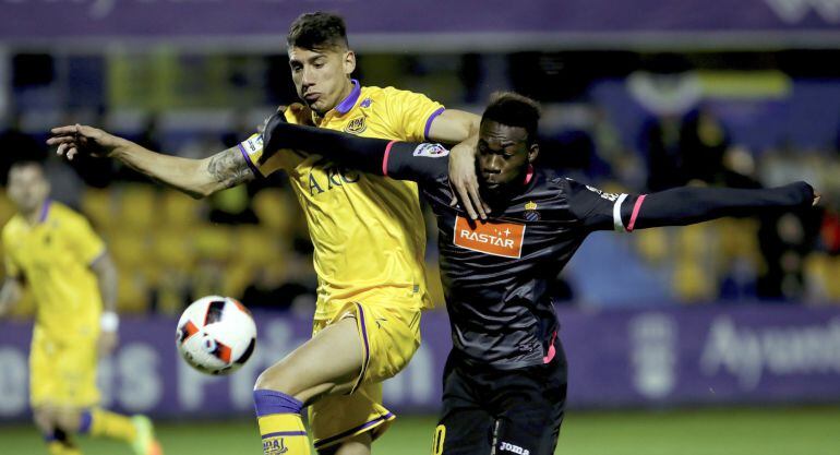 El delantero ecuatoriano del Espanyol Felipe Salvador Caicedo lanza ante el defensa del Alcorcón Rafael Páez, durante el partido de ida de dieciseisavos de final de la Copa de Rey.