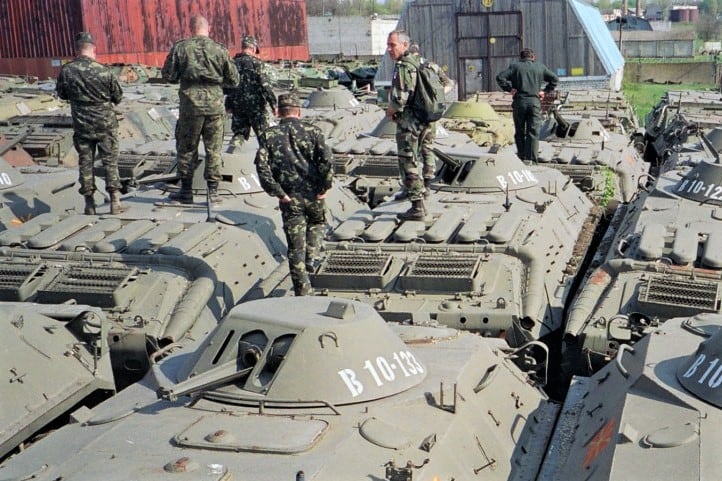 Varios militares de la Unidad de Verificación del Ejército inspeccionan una base militar