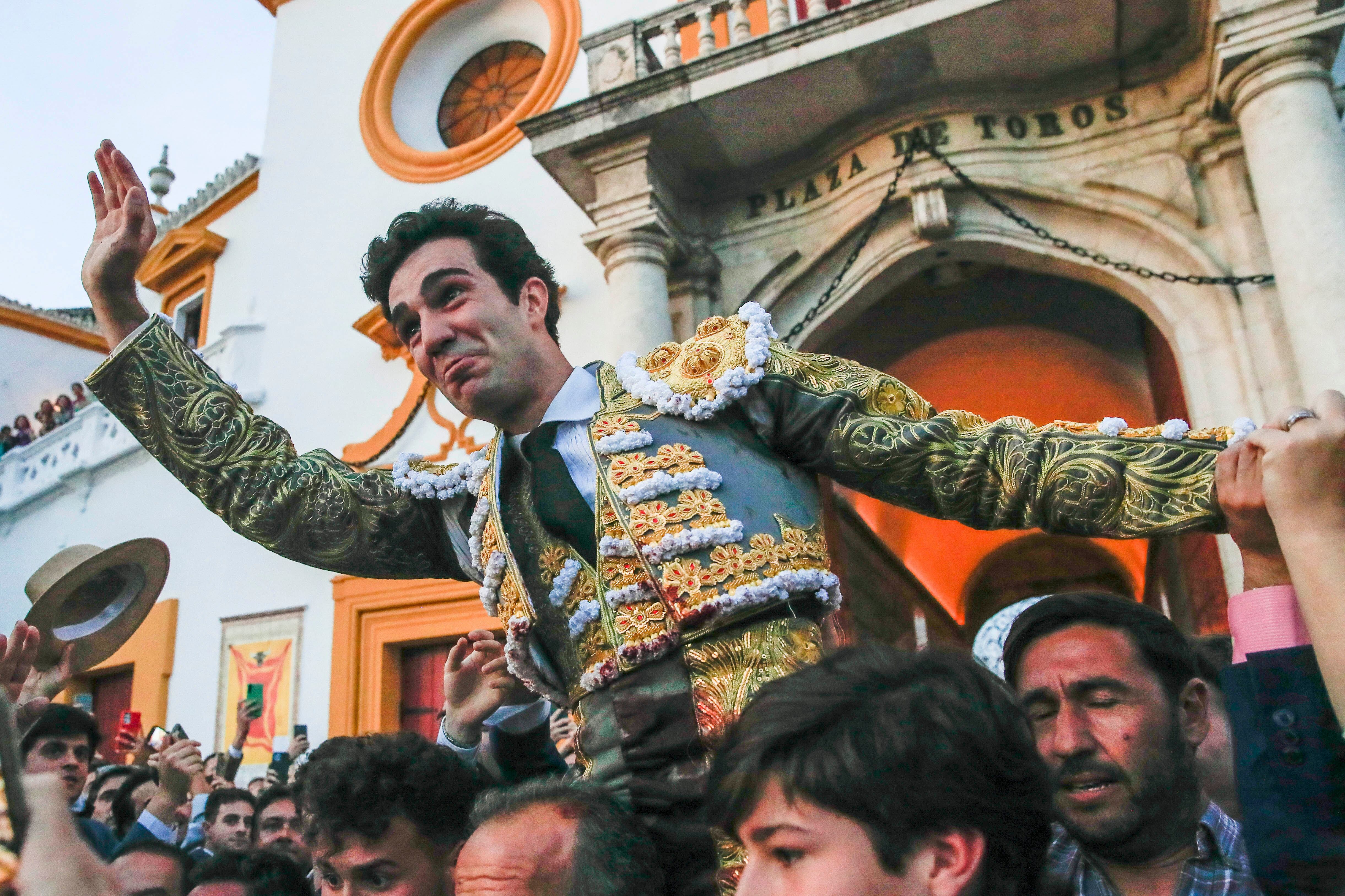 SEVILLA, 27/04/2023,- El torero Tomás Rufo es sacado a hombros por la Puerta del Príncipe después de cortar tres orejas en la undécima corrida de abono de la Feria de Abril, esta tarde en la plaza de la Real Maestranza de Sevilla. EFE/Julio Muñoz
