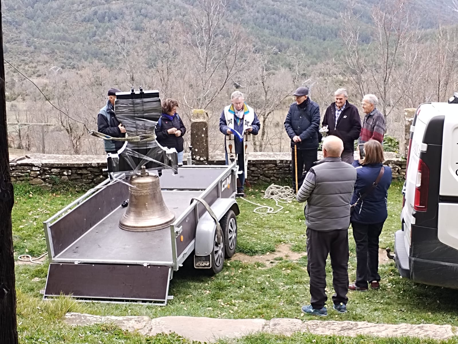 Colocación de la campana en la ermita de San Úrbez