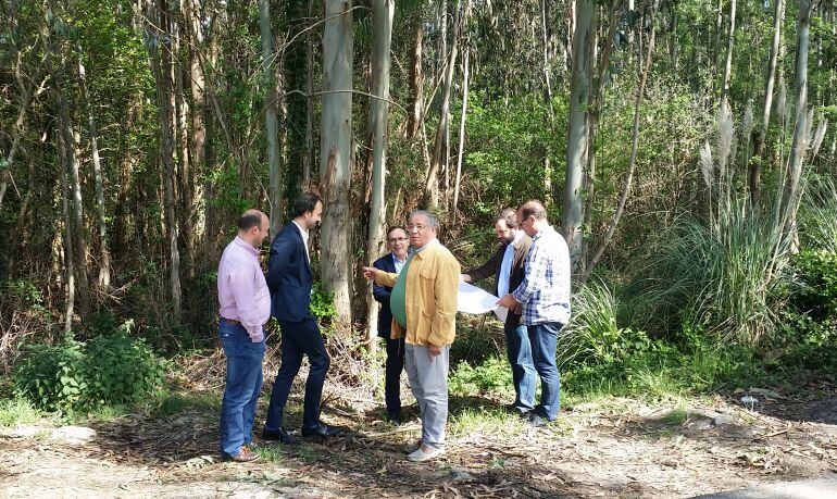 Los acaldes de Torrelavega y Santillana con responsables de ambos municipios