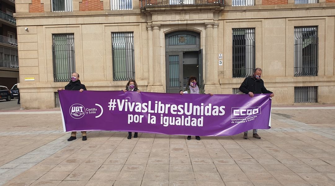 UGT y CCOO en su concentración en la Plaza de los Juzgados con motivo del 8M