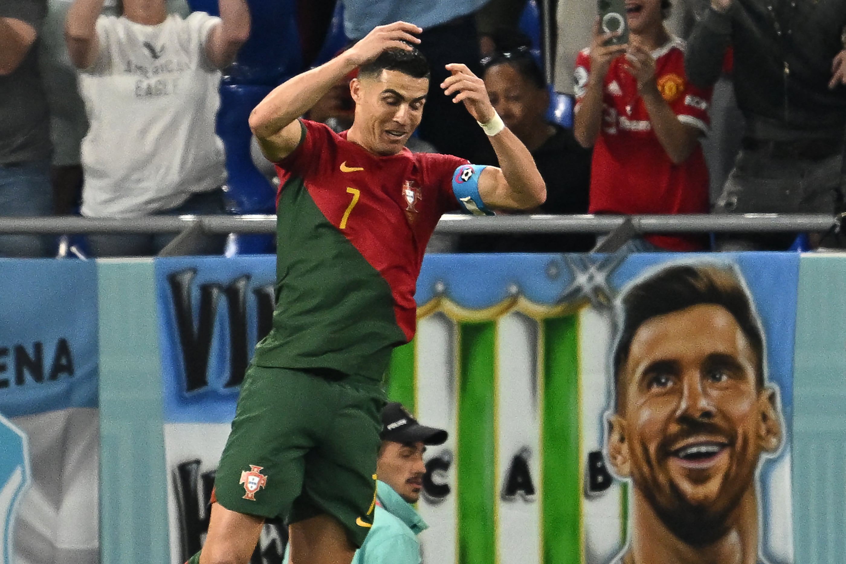 Cristiano Ronaldo celebra su gol con Messi de fondo