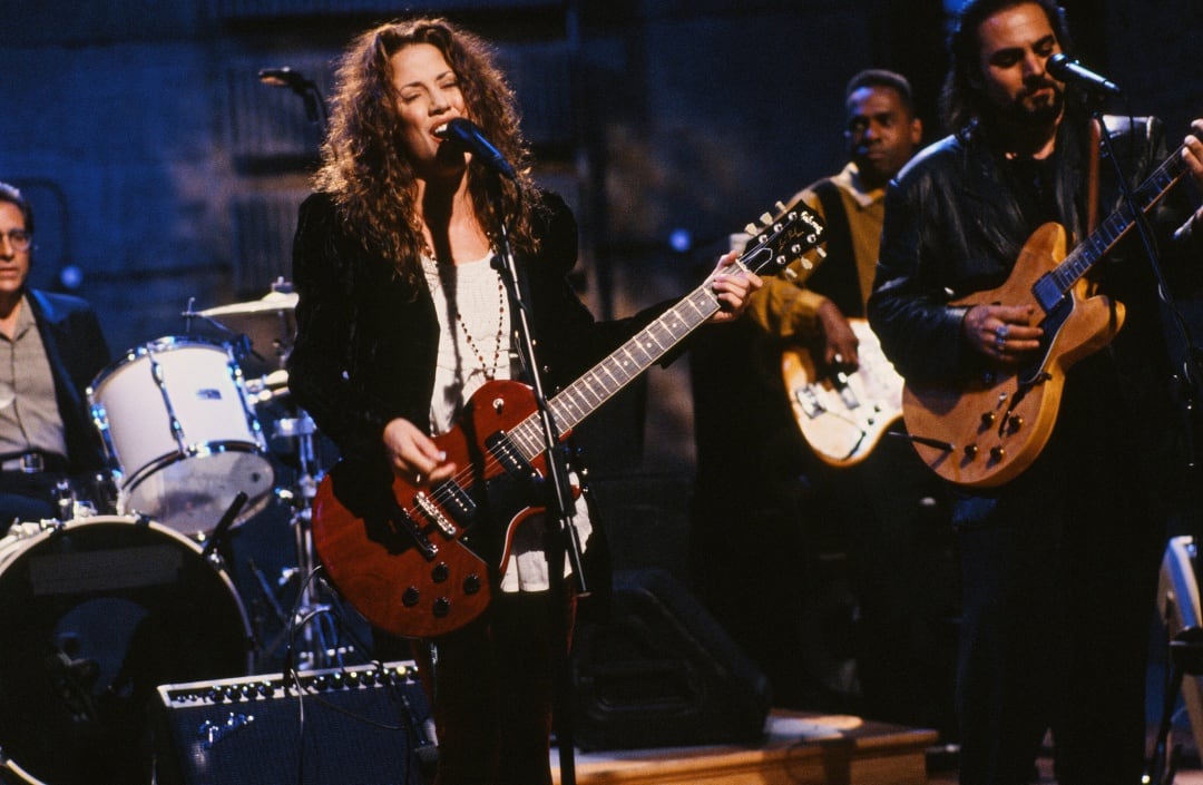 Sheryl Crow durante una actuación en televisión en 1993