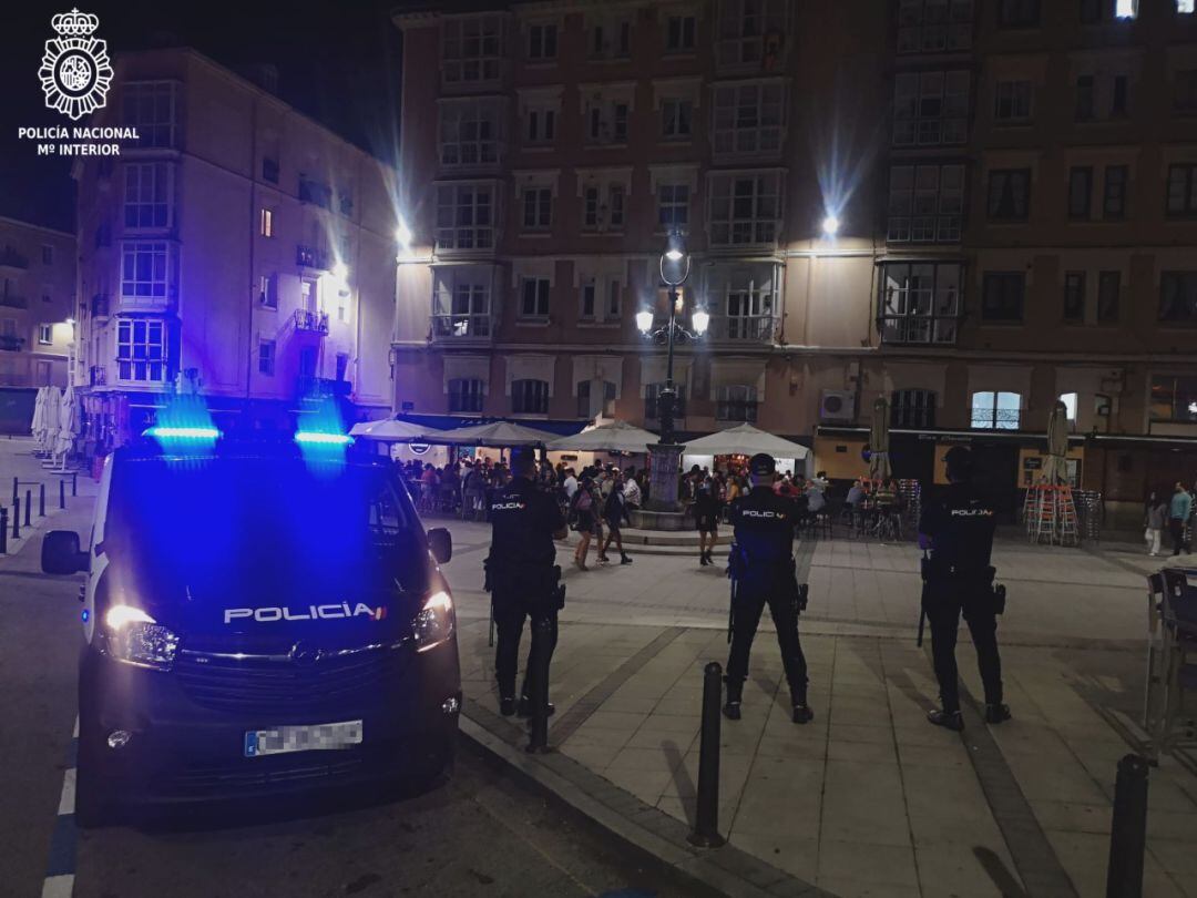 Dispositivo de la Policia Nacional en la Plaza de Cañadio en Santander.