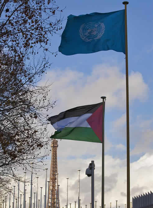 La bandera de Palestina ondea junto a la de Naciones Unidas en la sede de la Unesco, la primera agencia de la ONU que ha reconocido como miembro de pleno derecho a ese territorio