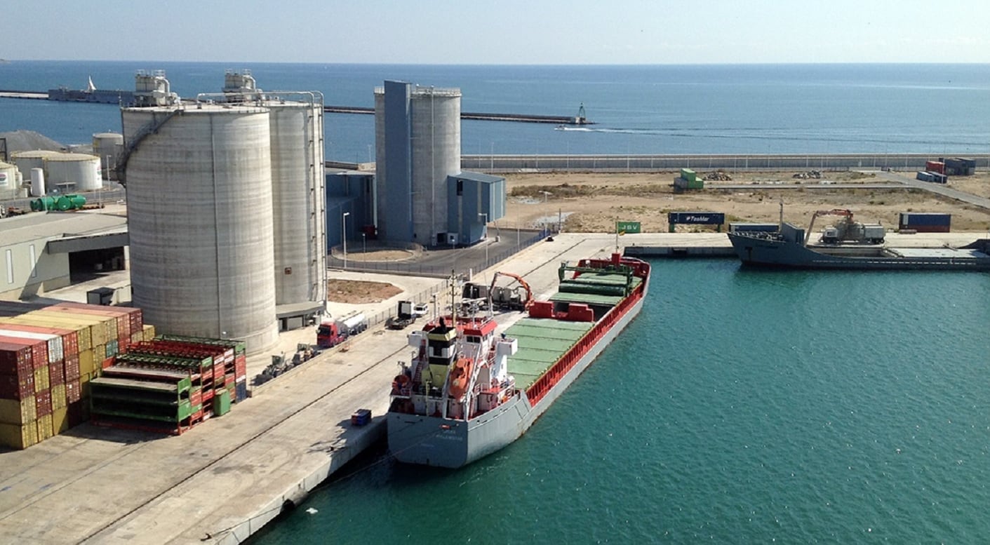 Zona de graneles y contenedores en el Puerto de Alicante, con el muelle 19 al fondo donde se ubicarían los depósitos de combustible