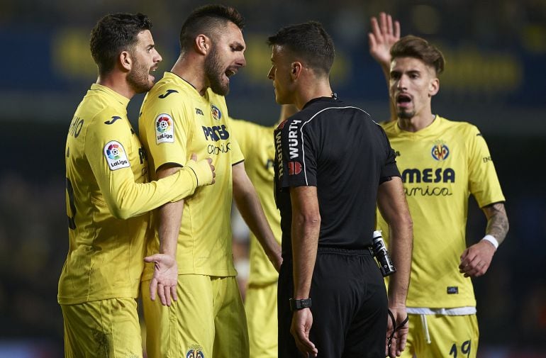 Los jugadores del Villarreal protestan la actuación del Gil Manzano en el partido ante el Real Madrid.