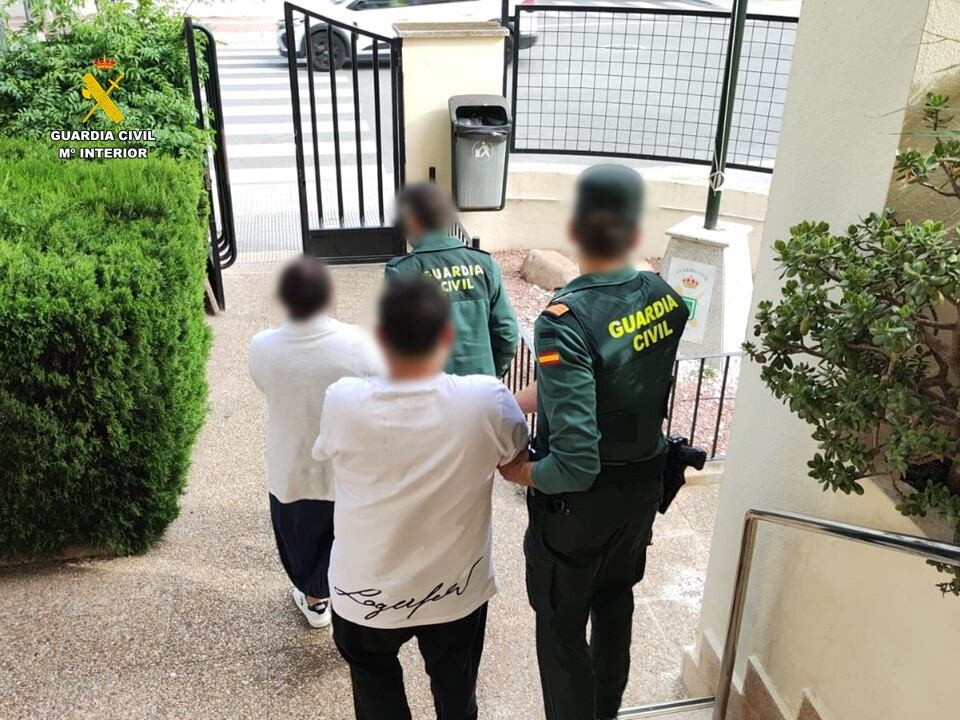 La Guardia Civil detiene a dos personas por robos mediante el método del abrazo