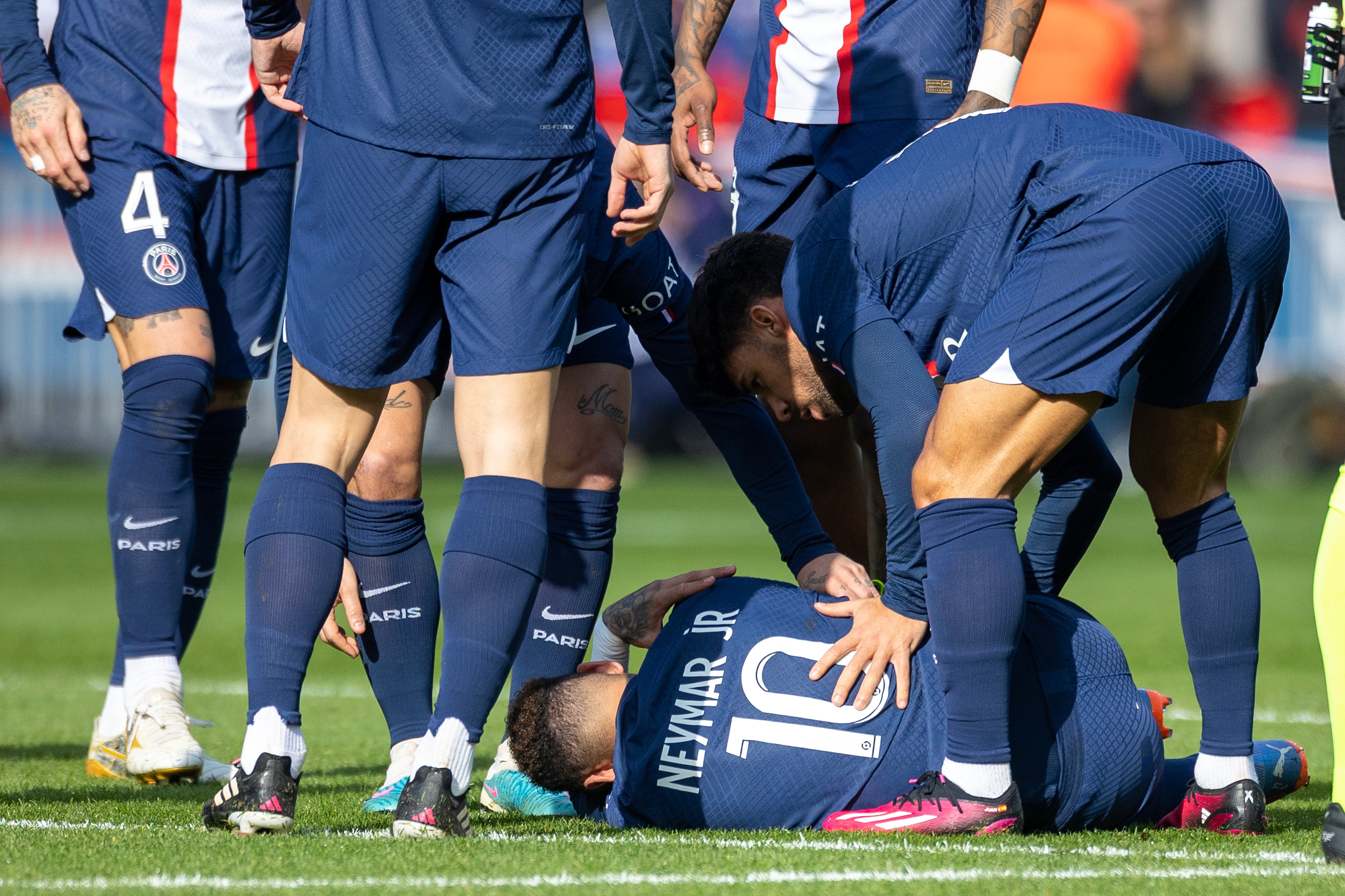 Neymar se pierde lo que resta de temporada: el brasileño será operado de los ligamentos de su tobillo derecho. (Photo by Tim Clayton/Corbis via Getty Images)