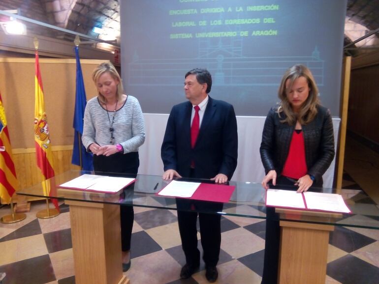 Consejera de Economía, Marta Gastón (izquierda), Rector de la Universidad de Zaragoza, Manuel López (centro), Consejera de la Universidad,Pilar Alegría (derecha).