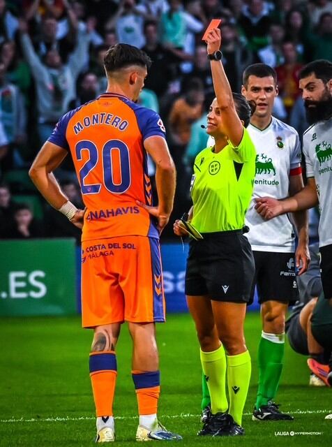 La expulsión del central del Málaga Javier Montero ante el Racing