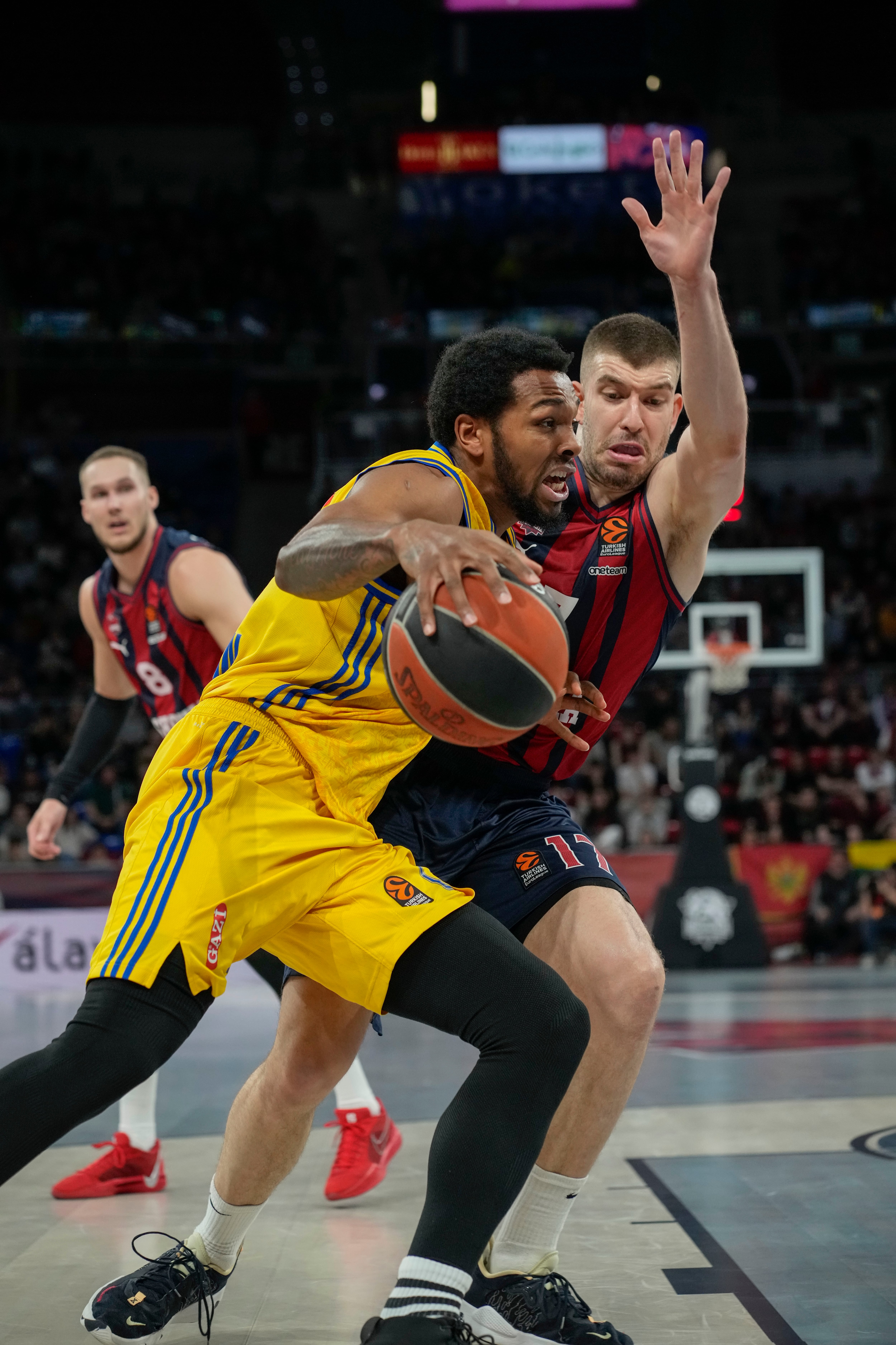 El alero griego del Baskonia Nikos Rogavopoulos en acción ante el base estadounidense Sterling Brown (i) del Alba Berlín, durante el partido de Euroliga jugado este viernes, entre el Baskonia y el Alba Berlín, en el Fernando Buesa Arena de Vitoria-Gasteiz (País Vasco). EFE/ Adrián Ruiz Hierro
