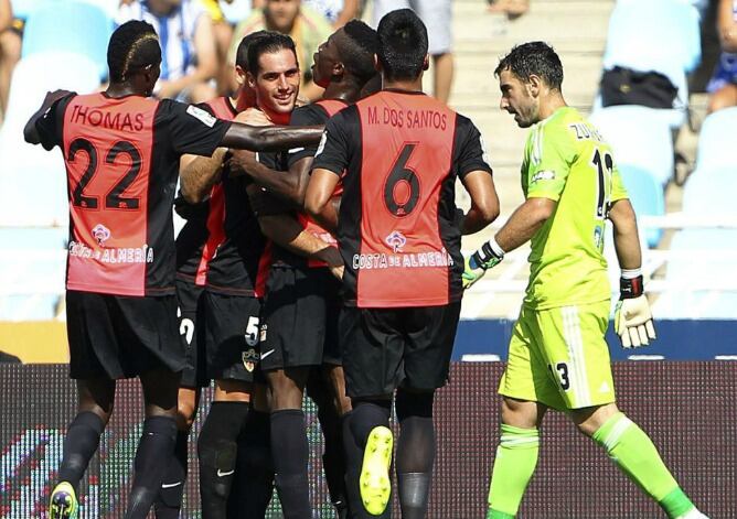 Los jugadores del Almería celebran el 0-1 con Zubikarai cabizbajo.