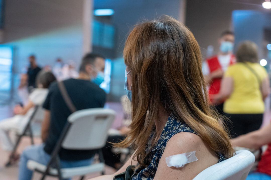 Una ciudadana espera tras ser vacunada