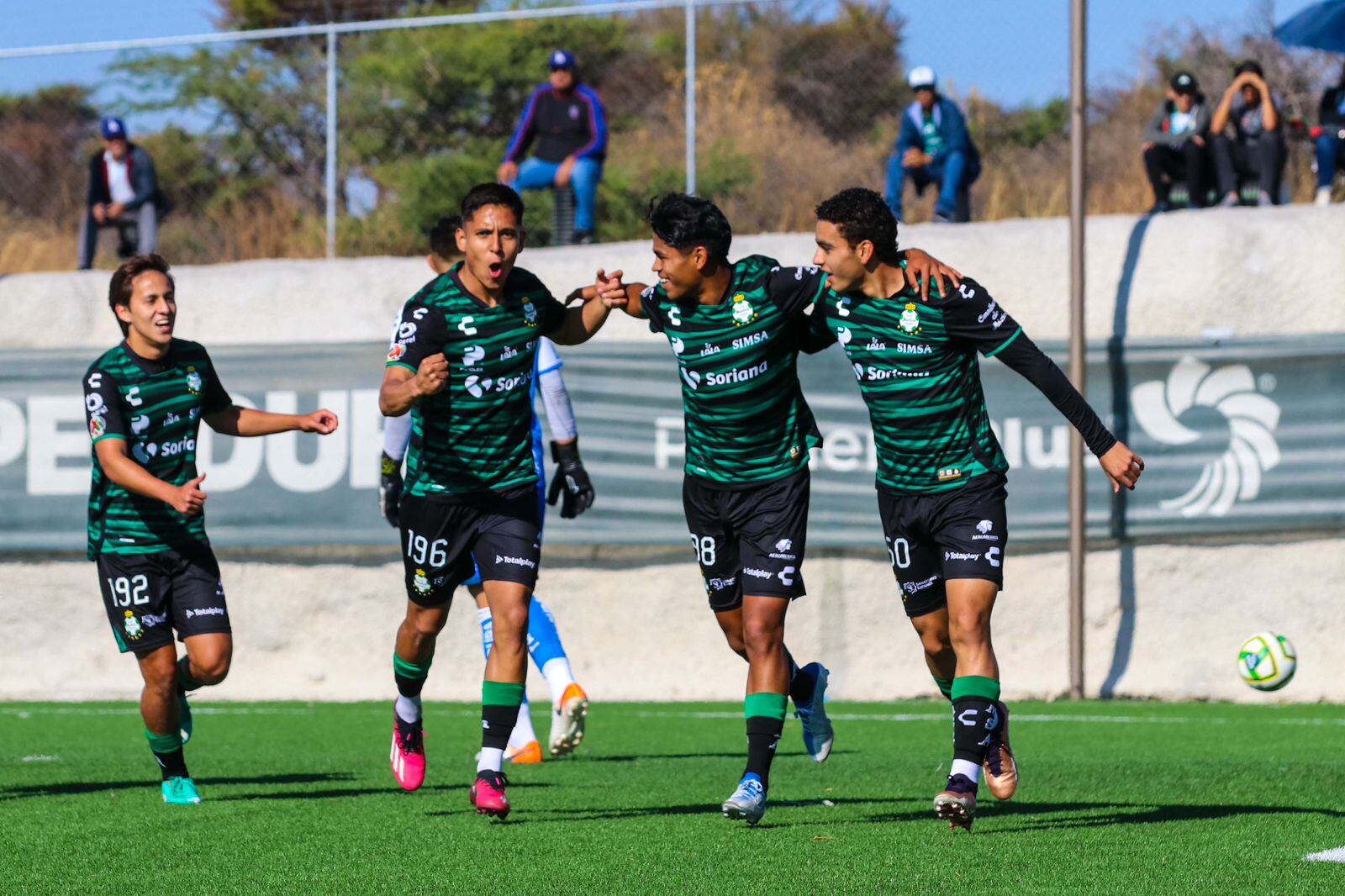 Joshua Mancha (segundo por la izquierda) celebrando un gol junto a sus compañeros de las fuerzas básicas del Santos Laguna.