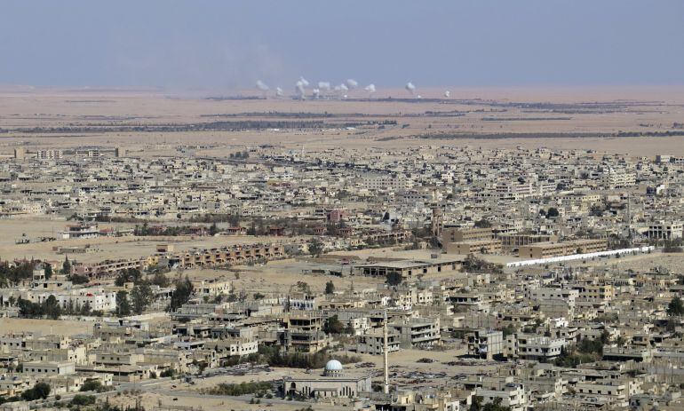 Vista panorámica de Palmira (Siria) que, además de albergar las ruinas de la monumental ciudad grecorromana, es un nudo de comunicaciones estratégico, clave para la evolución de la guerra abierta entre el Ejército sirio y el grupo terrorista Estado Islámi