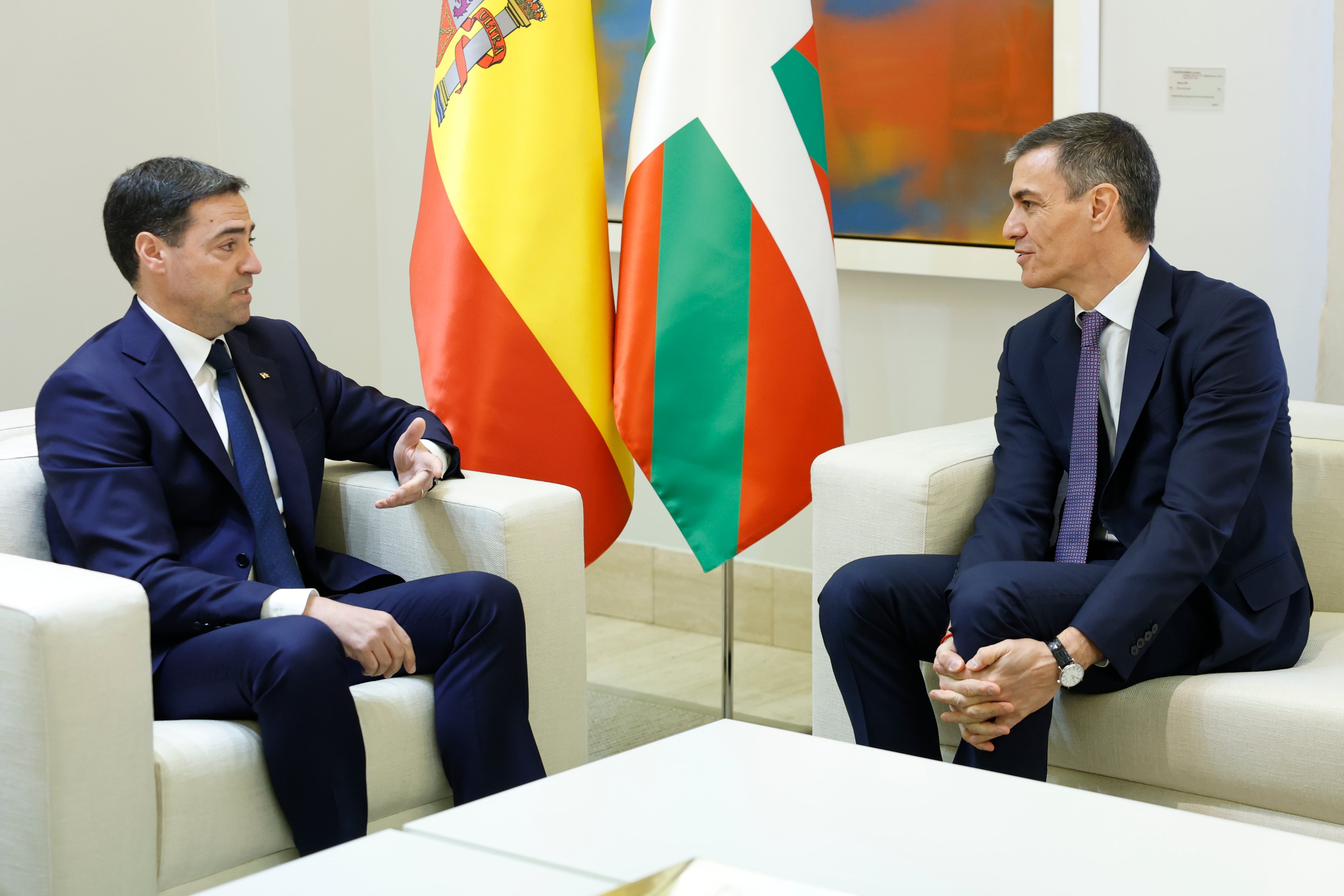 El presidente del Gobierno, Pedro Sánchez, y el lehendakari, Imanol Pradales, durante la tercera reunión de la Comisión Bilateral de Cooperación Estado-Euskadi