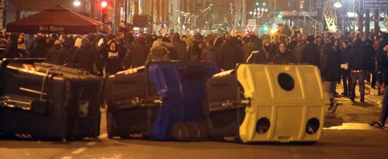 Aficionados del Spartak de Moscú detrás de una barricada momentos antes de comenzar el partido entre el Athletic Bilbao- Spartak de Moscú