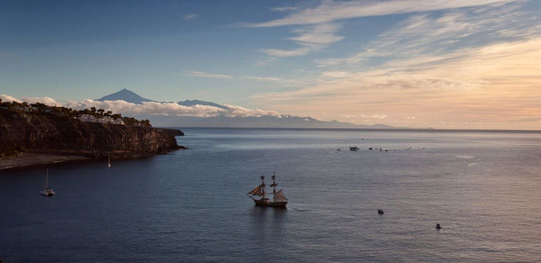 Imagen del barco utilizado en 2013 para el rodaje de la película &quot;EN el corazón del mar&quot; junto a la Playa de Santiago, en la isla canaria de La Gomera.