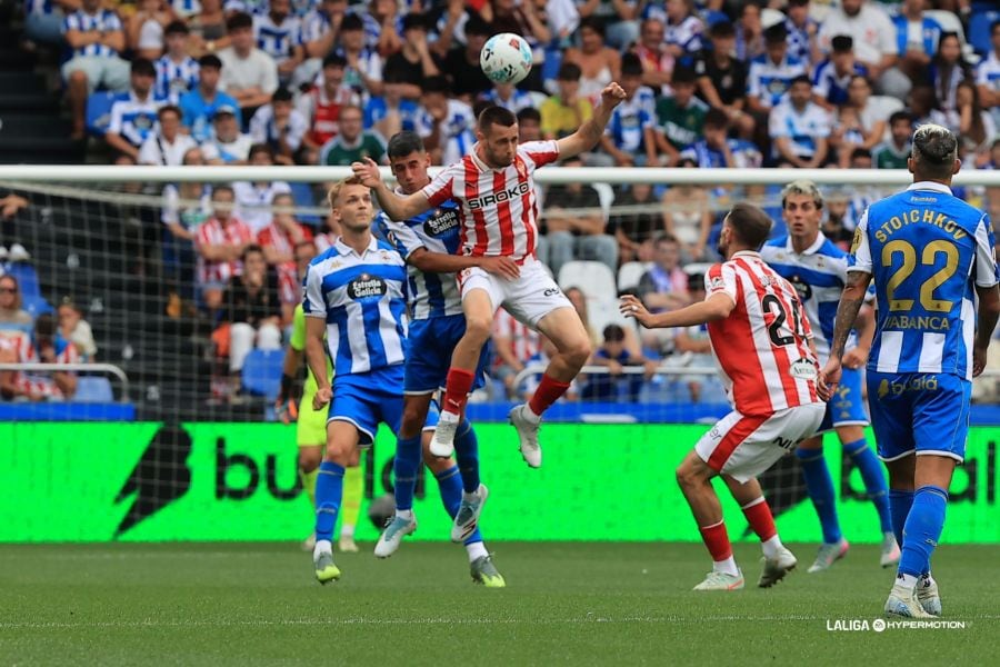 Dubasin disputa un balón aéreo durante el Dépor-Sporting.