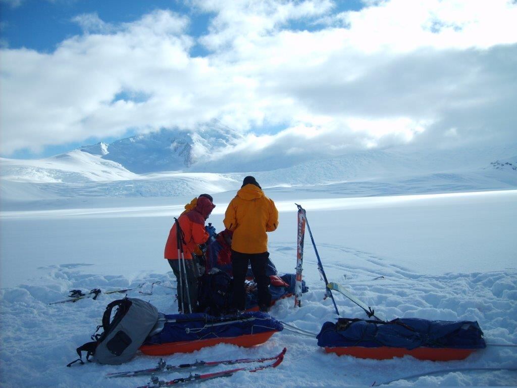 Mientras, los expedicionarios valoran el modo de acometer la travesía con recorridos acompañados de trineos