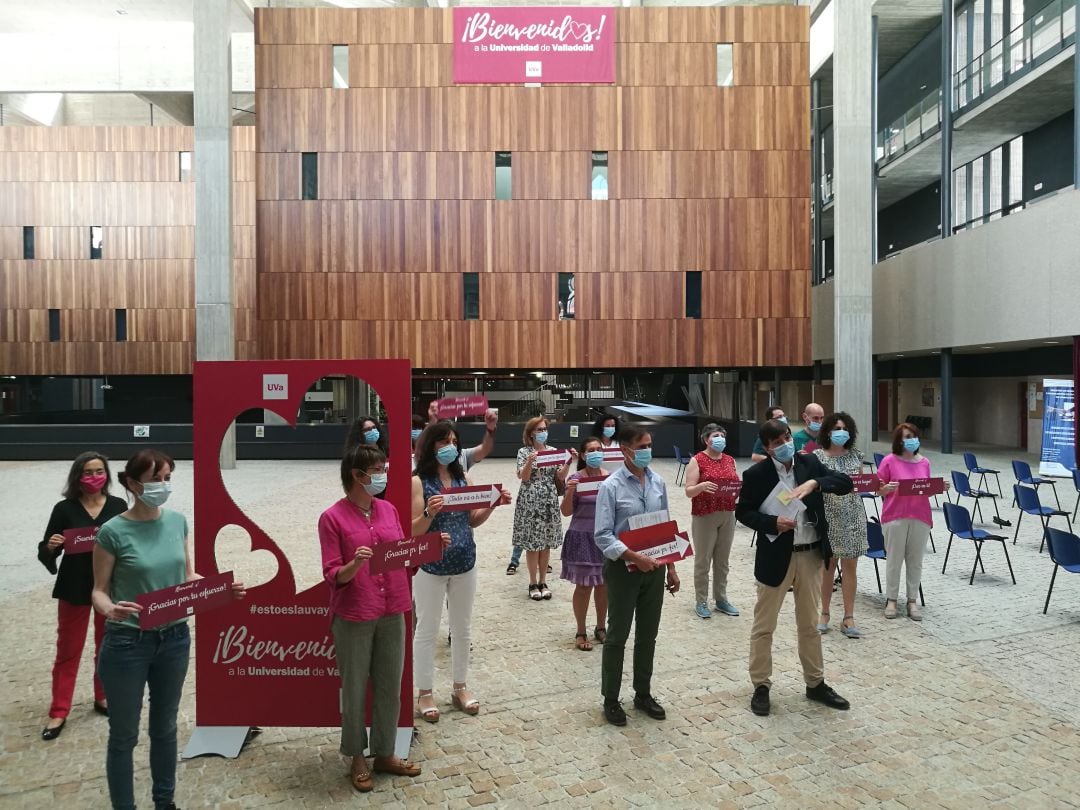 El equipo del campus muestra algunas de las frases de apoyo a los estudiantes en la campaña de bienvenida para realozar la EBAU