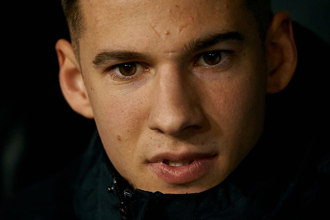 Santi Mina.