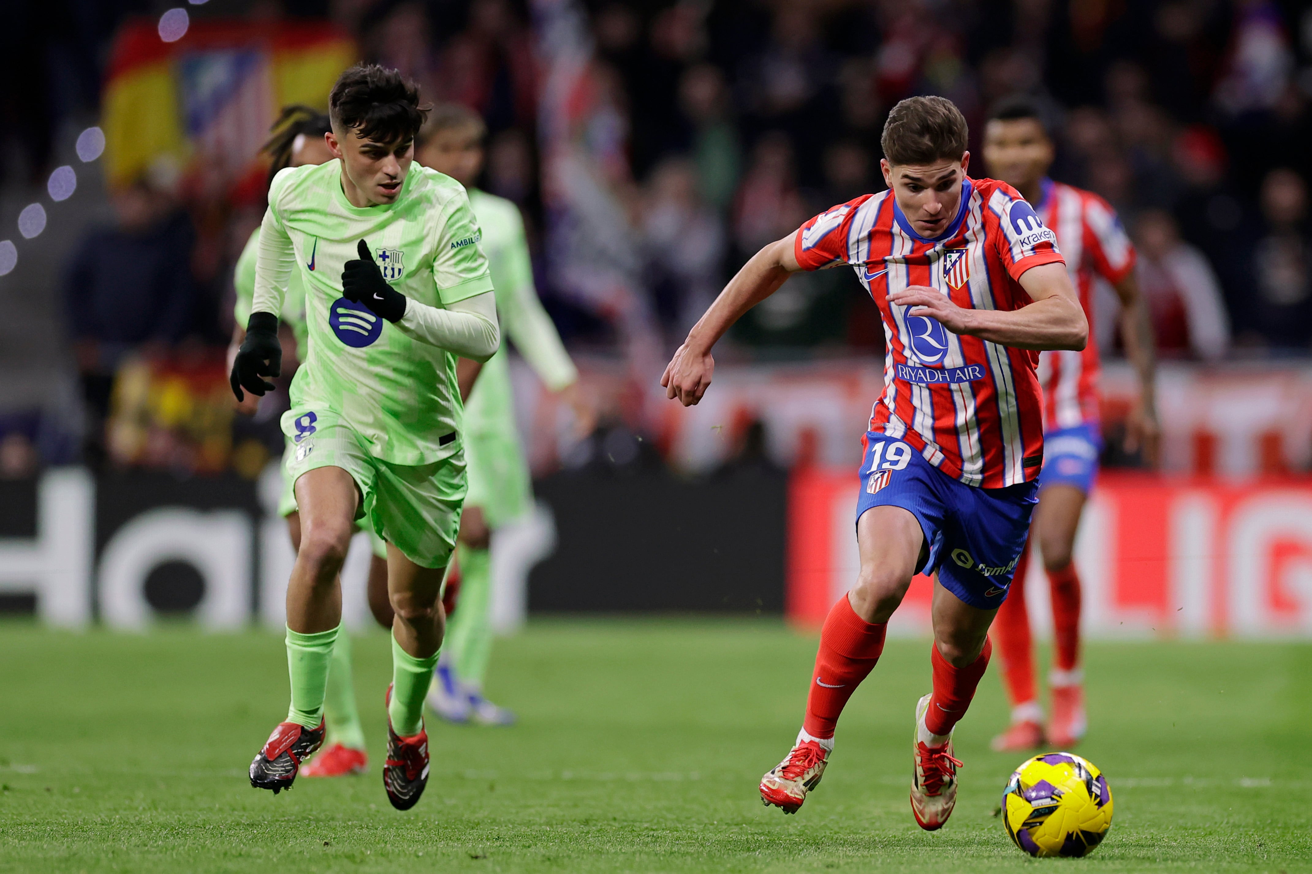 Pedri y Julián Alvarez pelean por un balón en un Atlético de Madrid-FC Barcelona de LaLiga 2024/25