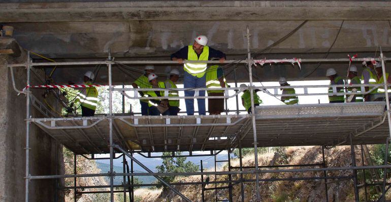 El consejero de Infraestructuras, Pedro Rollán visitando las obras de rehabilitación del puente de la M-634