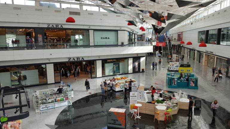 Interior del centro comercial Serrallo de Granada