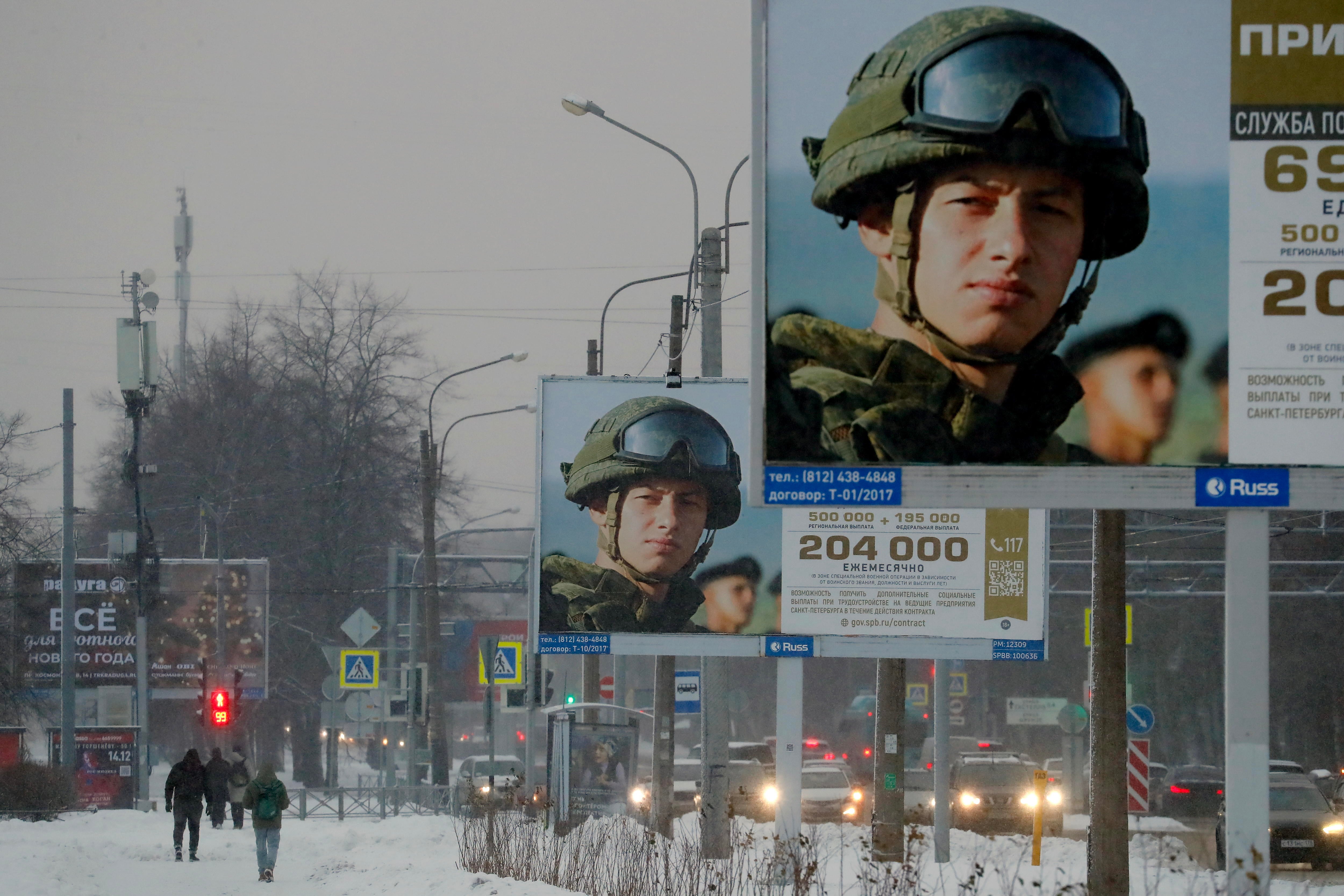 Carteles promocionando el reclutamiento de soldados en San Petersburgo