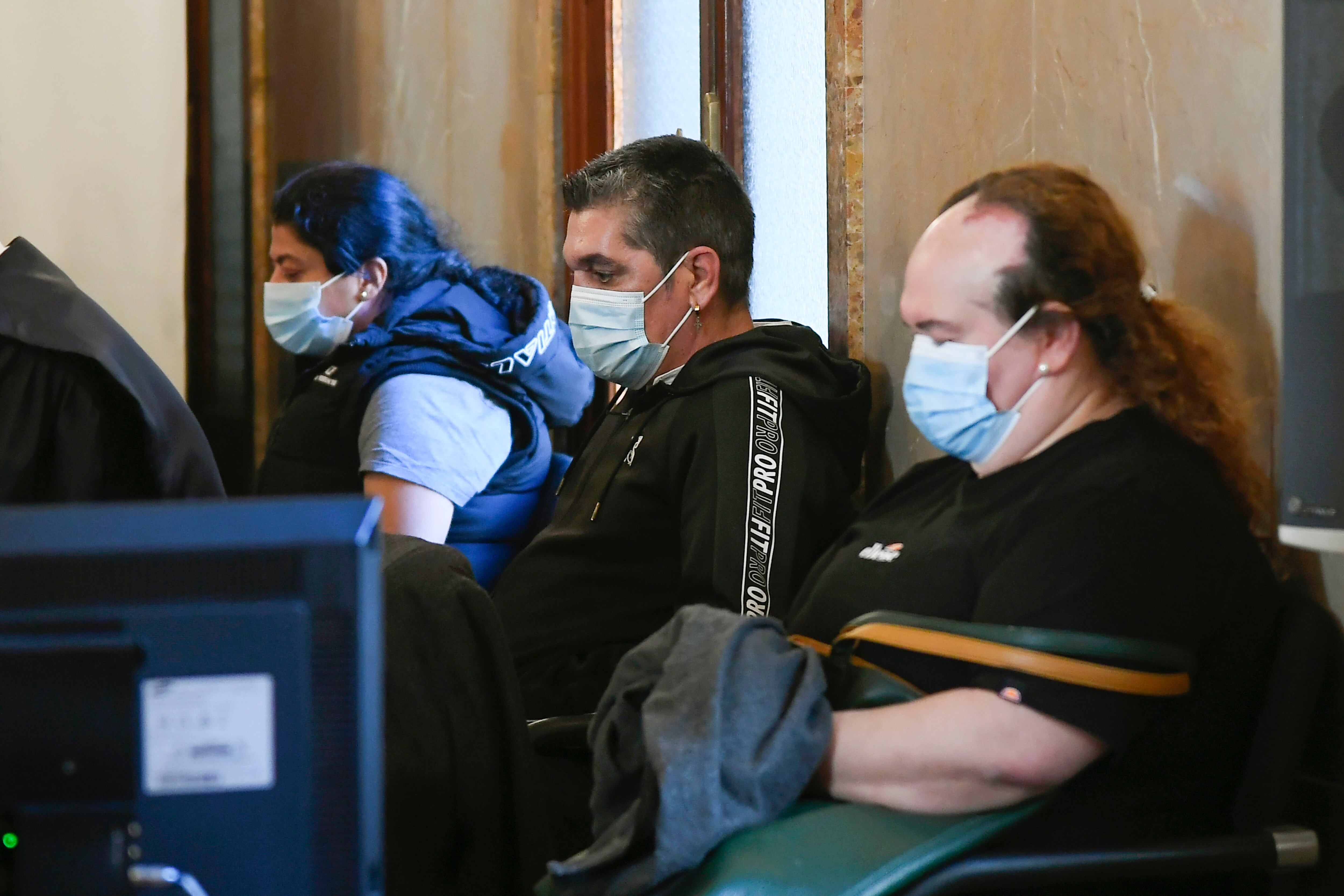 PALMA DE MALLORCA, 27/10/2025.- Los acusados asisten este lunes a la primera sesión del juicio en la Audiencia de Palma que juzga a una mujer y un hombre acusados de asesinar a una bebé prematura a la que arrojaron a un contenedor de basura en Porto Cristo en noviembre de 2023 y a una tercera persona por omisión del deber de socorro. EFE/ Miquel A. Borràs