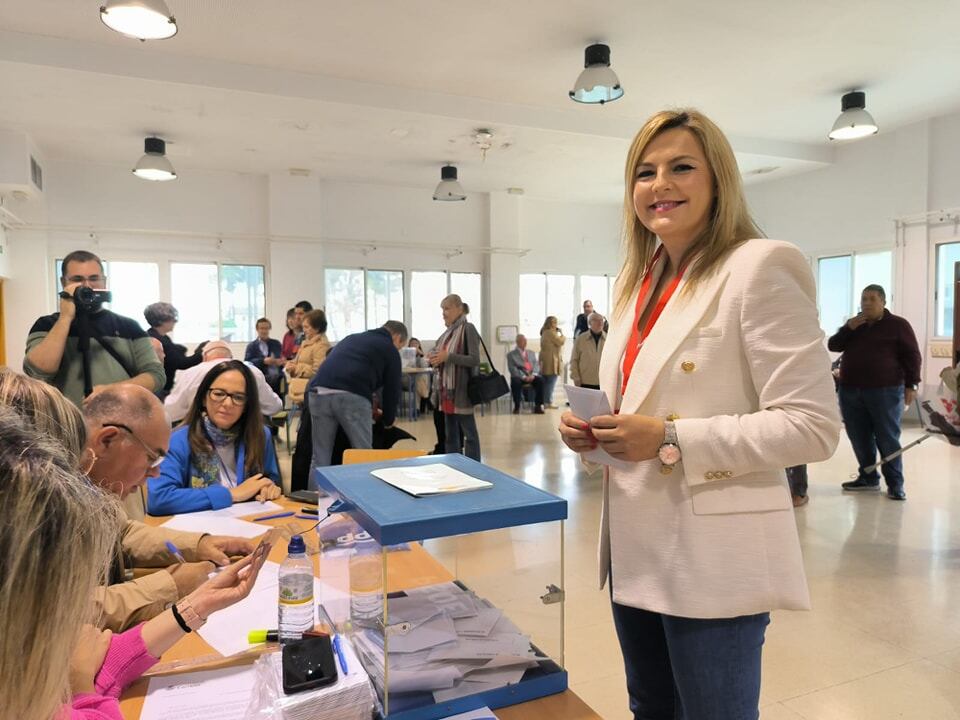 Lola Marín, candidata del PSOE de Baeza y alcaldesa en funciones, durante las votaciones del 28M