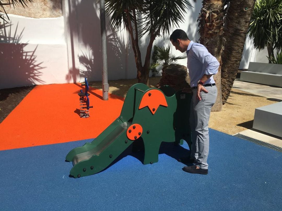 Rubén Alfaro girando visita al jardín