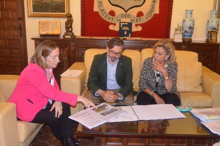 La Ministra de Fomento en funciones, Ana Pastor, junto al alcalde de Plasencia y la Delegada del Gobierno en el despacho de alcaldía  Ministra Fomento Plasencia