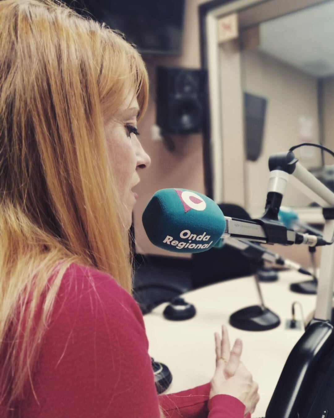 Lucía Hernández, Antena de Plata 2020 a la mejor profesional de Radio de la Región de Murcia, realiza el programa 'La Contraportada' en Onda Regional de Murcia